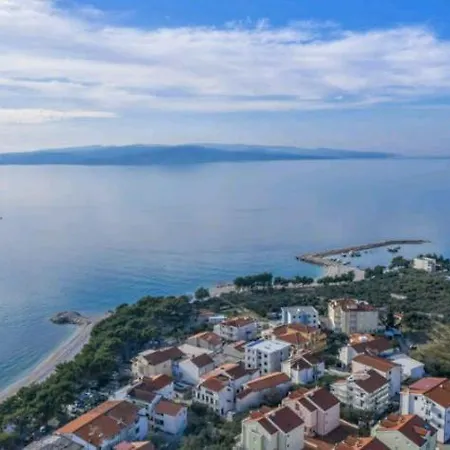 Apartment Superior Apt, 4 Rooms, 4 Bathrooms Promajna